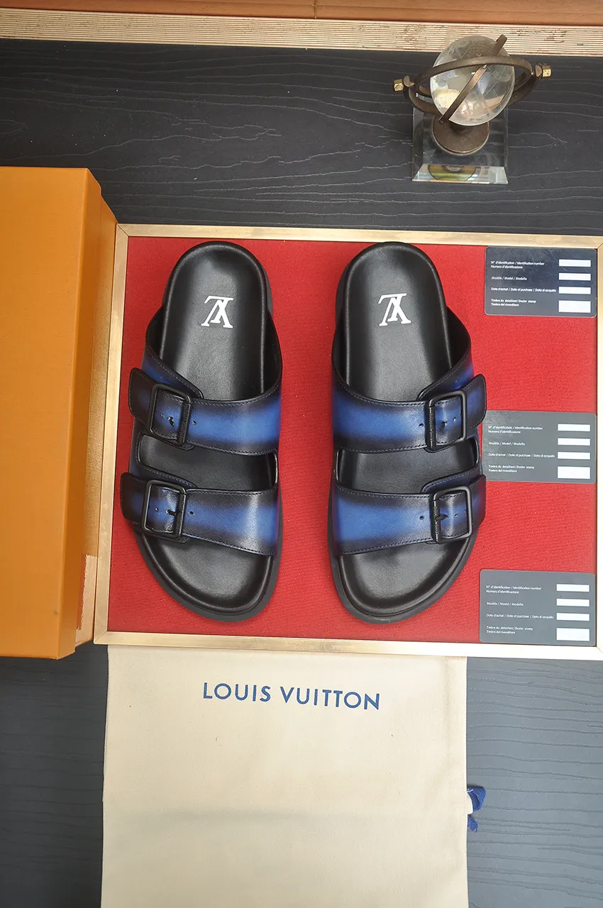 Men's shoes 💰400💶 [Louis Vuitton LV slippers] (high-end cowhide) counter 1:1 fashion style, a must-have for summer! The designer used LV’s iconic outsole. The original simple slippers instantly become fashionable! The upper is made of flexible special cowhide leather straps alternately, and the workmanship is exquisite! A must-have for stylish men in summer, size 38-45 (45 customized)